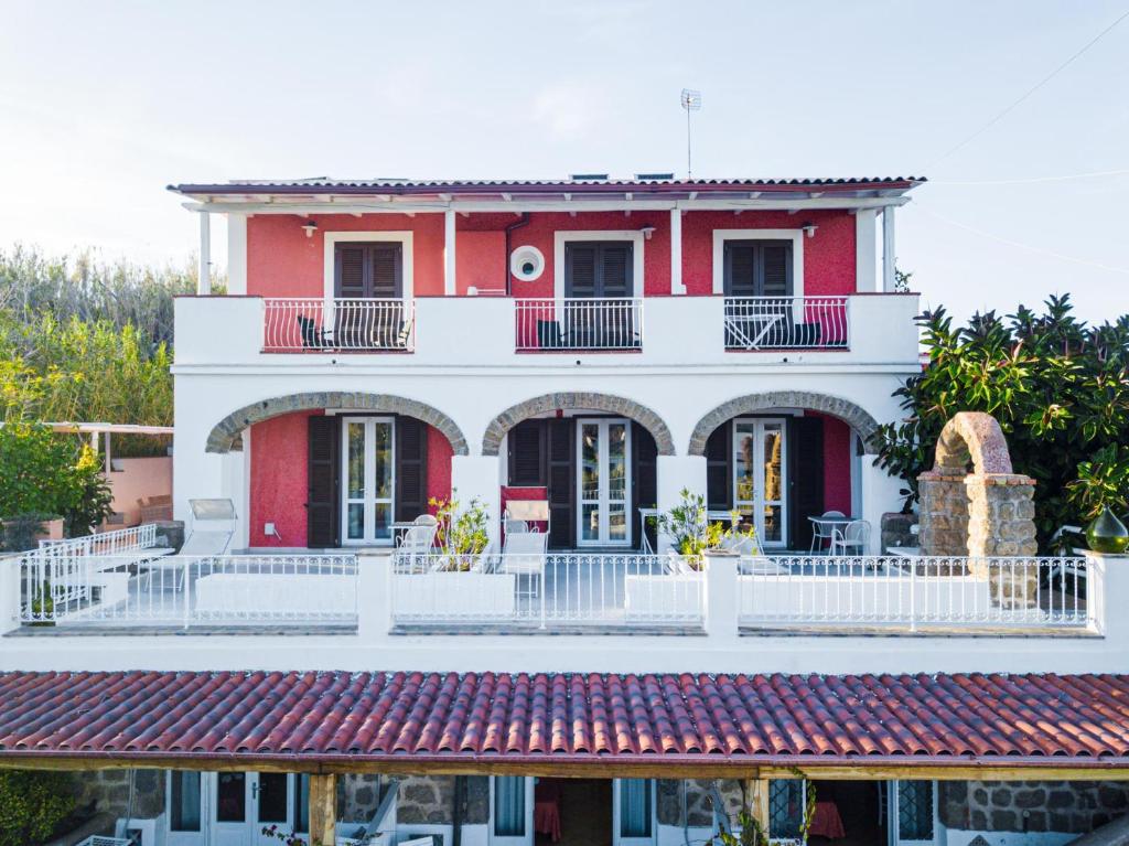 文托泰内Cala Dei Romani的带阳台的红白色房屋