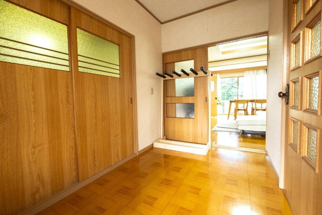 富良野Furano - House / Vacation STAY 56483的走廊设有门和客厅