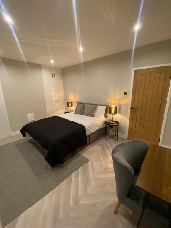 伦敦Luxury 2 bed 1 bath in Central London by Graceful Apartments的一间卧室配有一张床、一张沙发和一张桌子