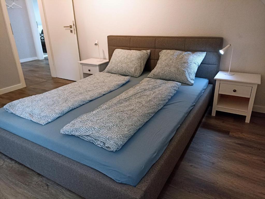 诺德霍恩Ferienwohnung Adriane的床上有2个枕头