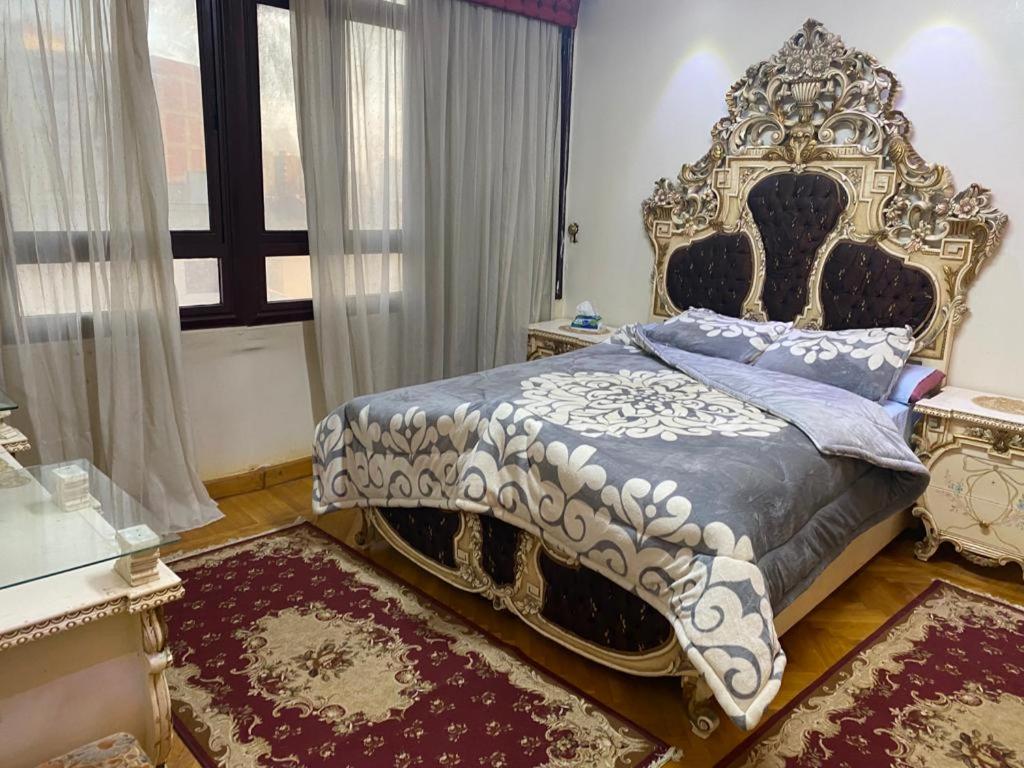 Kafr az Zandشقه مفروشه للايجار على البحر مباشره بالزقازيق的一间卧室配有一张带大床头板的床
