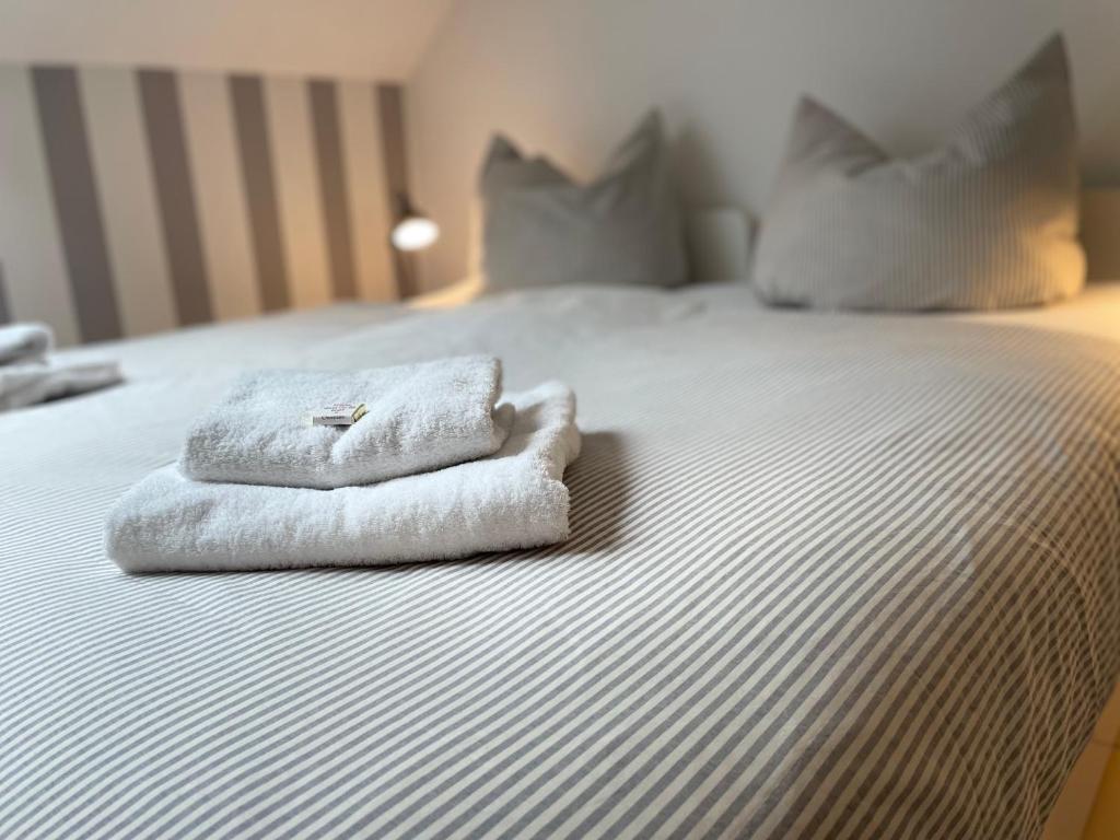 明斯特Weberhof Apartment 5的床上的两条毛巾