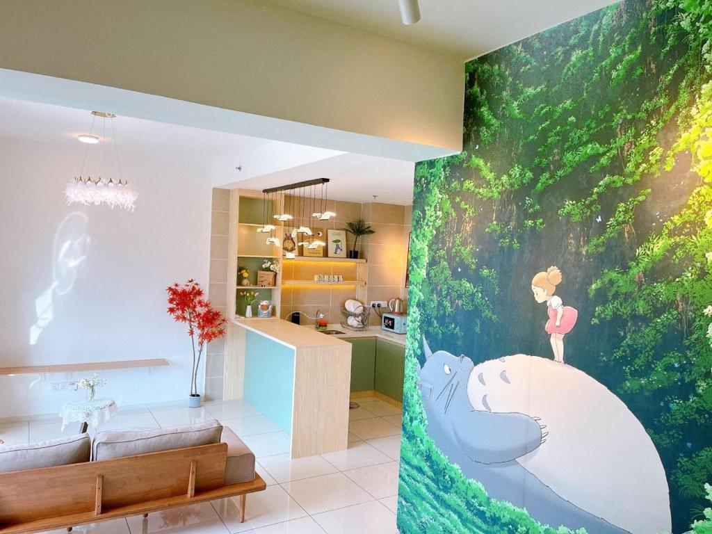 淡文Sleep with Totoro @ Sunway Onsen (Durplex 6 pax)的客厅的墙上挂着一幅大画