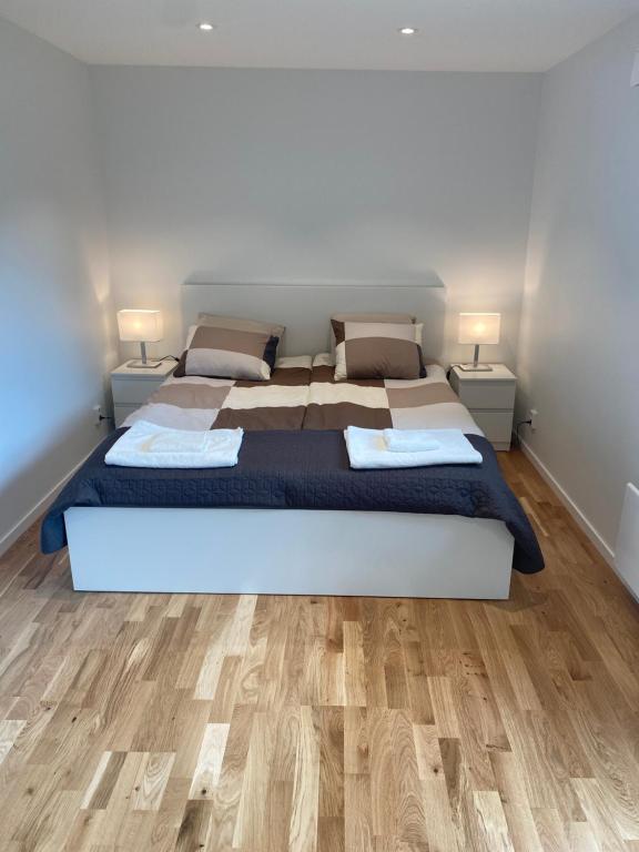 斯德哥尔摩Nice guest house的一间卧室设有两张床,铺有木地板