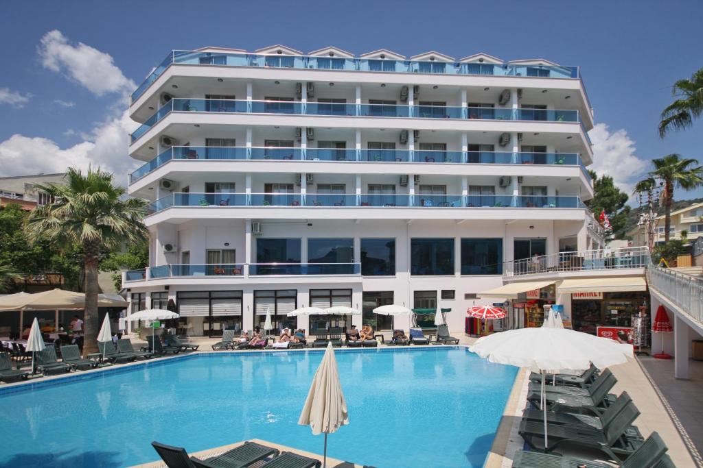 马尔马里斯帕米酒店的大楼前设有游泳池的酒店
