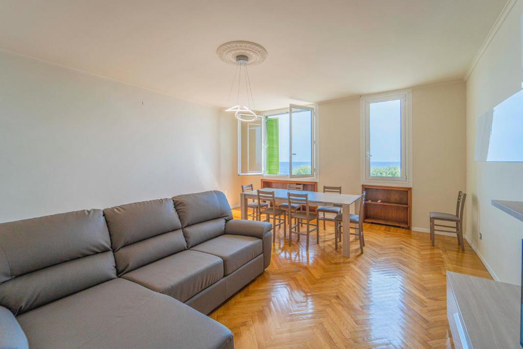 德瓦玛丽娜215 - Deiva al Mare, appartamento fronte mare con vista的客厅配有沙发和桌子