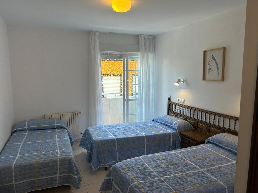 艾利亚德亚罗萨金雷伊酒店的带三张床和窗户的客房