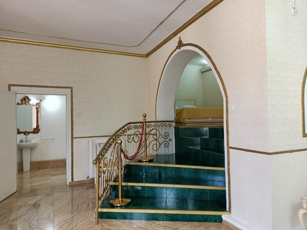 基希讷乌Villa5floors的镜子间的楼梯