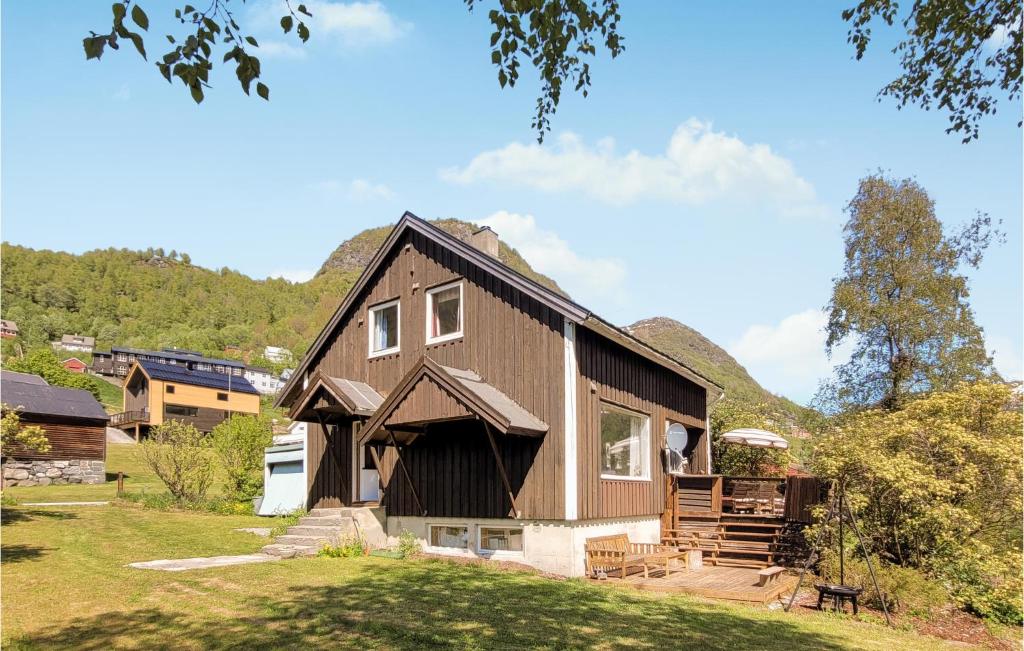 勒尔达尔Cozy Home In Røldal With House A Mountain View的一座大棕色房子,后面有一座小山