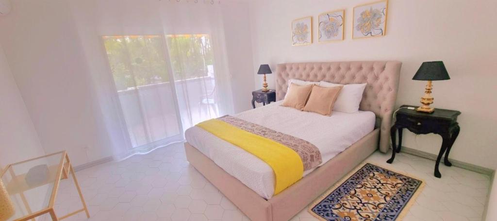 金塔湖Seaside SunFlower的卧室配有粉红色的床和窗户。