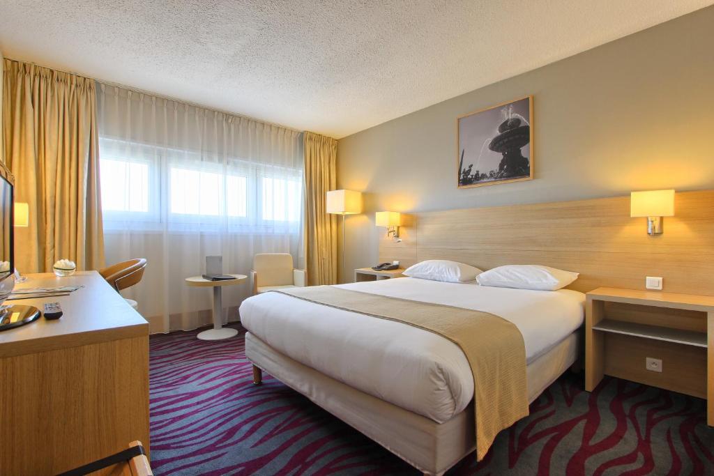 鲁瓦西昂法兰西Hotel Inn Paris CDG Airport - ex Best Western的一间设有大床和窗户的酒店客房