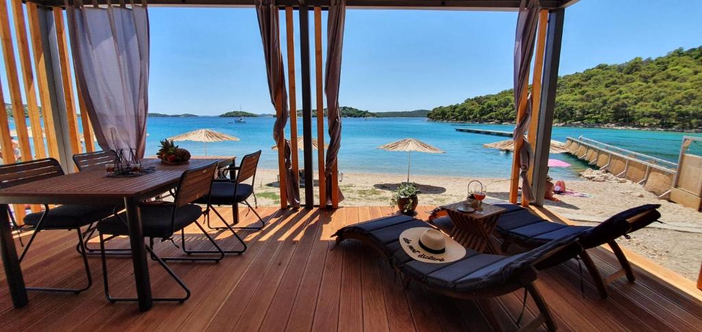 迪斯诺VORTEX mobile homes的一间设有桌子并享有海滩美景的用餐室