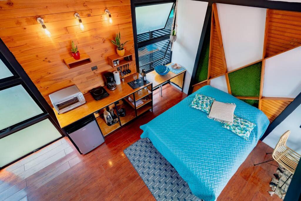 图里亚尔瓦Olly´s House的享有带蓝色沙发的客厅的顶部景色。