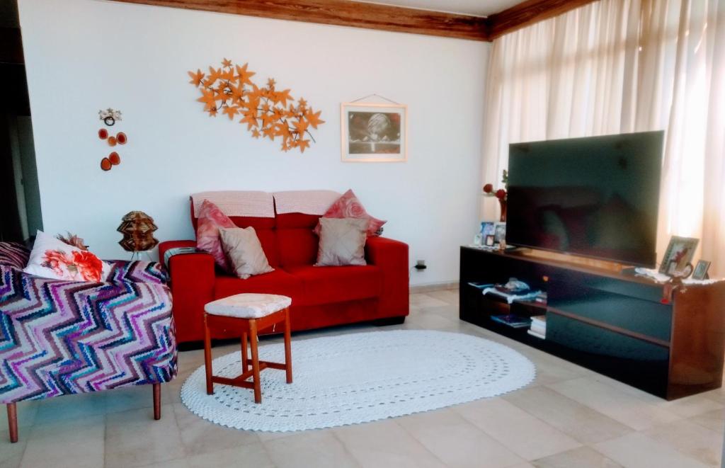 马塞约Quarto em Apto Compartilhado BEIRA MAR的客厅配有红色沙发和电视