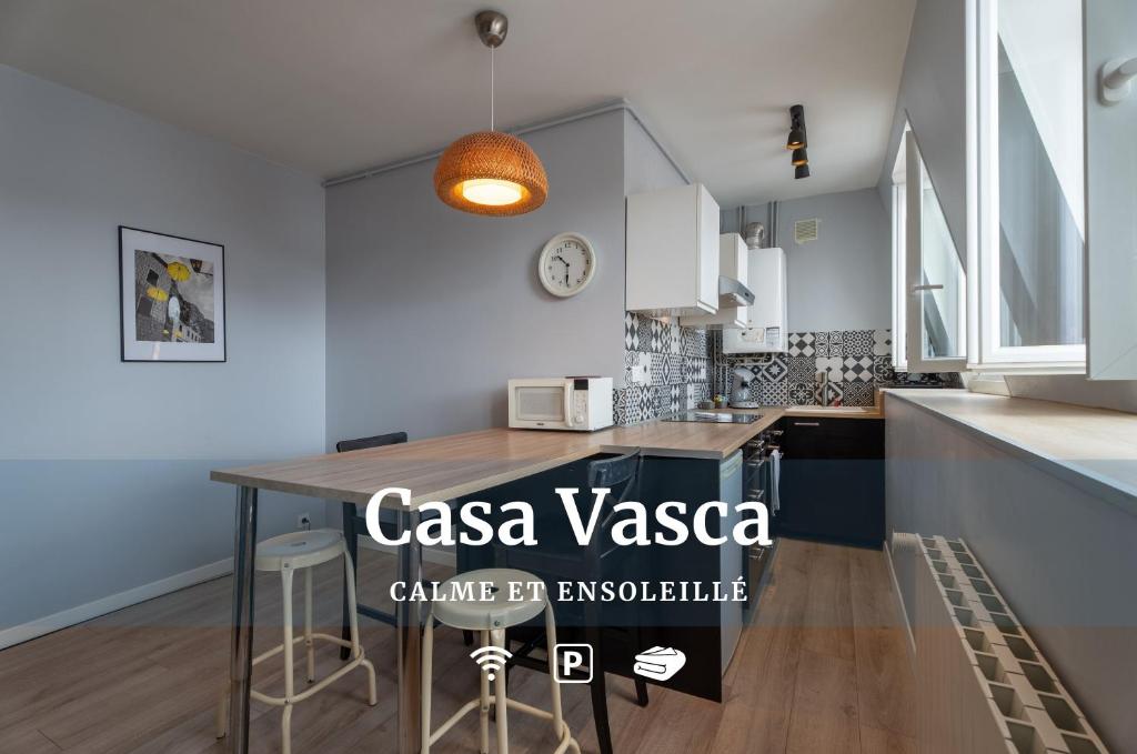 CasaVasca - Appartement Cosy et Calme, WiFi - Parking的厨房或小厨房