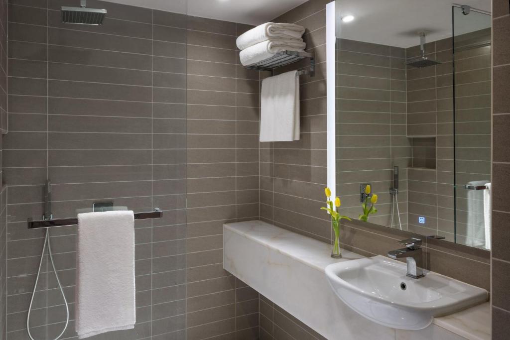 麦加voco Makkah an IHG Hotel的一间带水槽和镜子的浴室