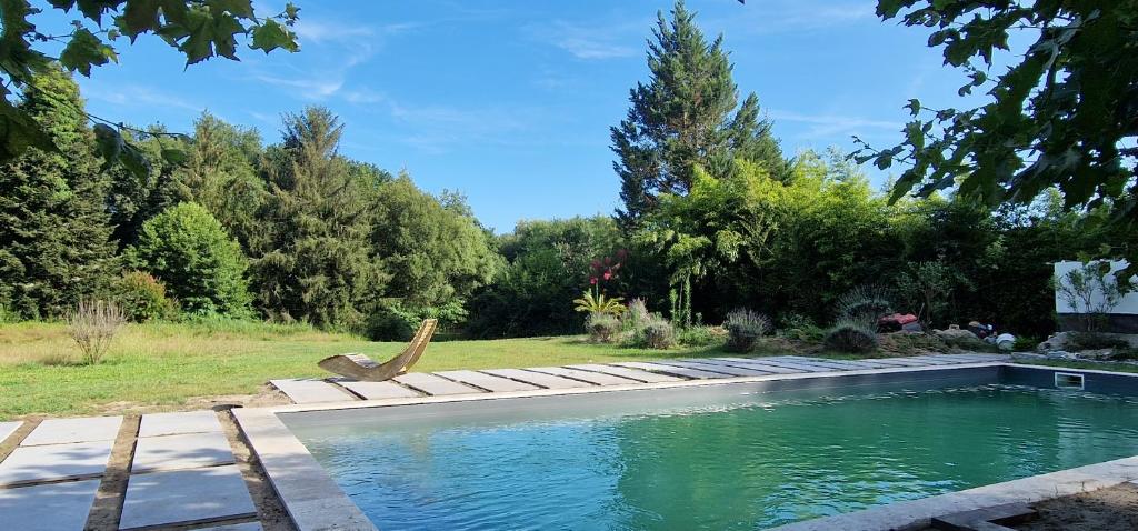 TosseJack's Lodge - La Grange的庭院旁的一个带木甲板的游泳池