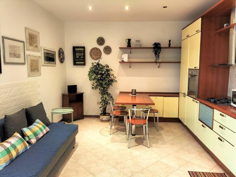 龙基德伊莱焦纳里Finestre Verdi appartamento con parcheggio的带沙发和桌子的客厅以及厨房。