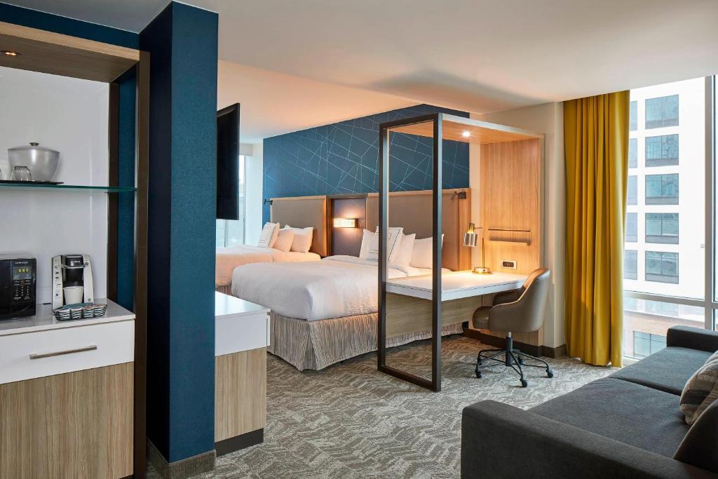 纳什维尔SpringHill Suites by Marriott Nashville Downtown/Convention Center的酒店客房配有两张床和一张书桌