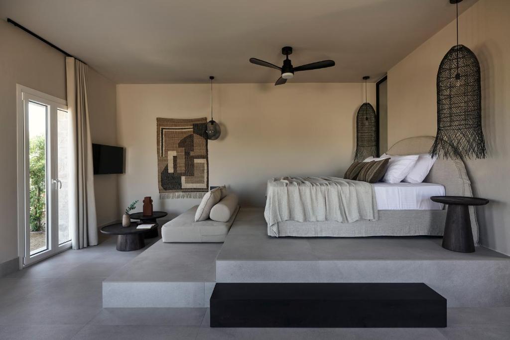 斯泰里达Naxian Rhapsody的一间卧室配有一张床和一张沙发