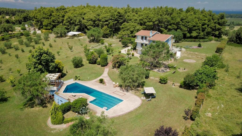 撒尼海滩Olivos Villa Sani的享有带游泳池的大型庄园的空中景致
