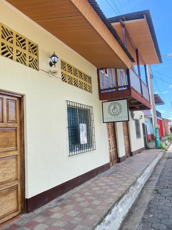 里瓦斯Hostal Casa Bonita Ometepe的建筑的侧面有标志
