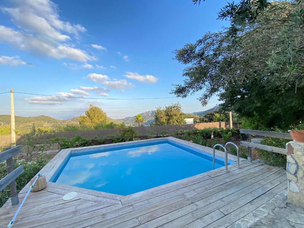 埃斯波尔莱斯Finca es Born - vistas panorámicas的一个带木制甲板和泳池景的游泳池