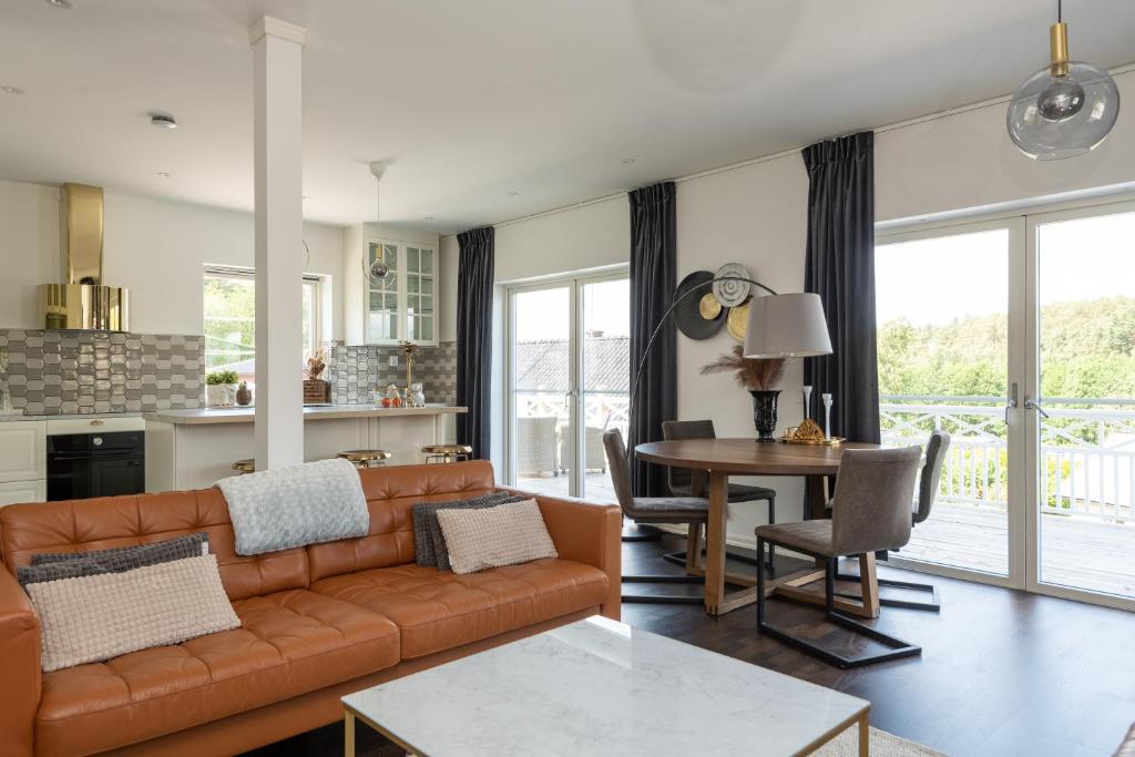 哥德堡The Rose Valley的客厅配有沙发和桌子