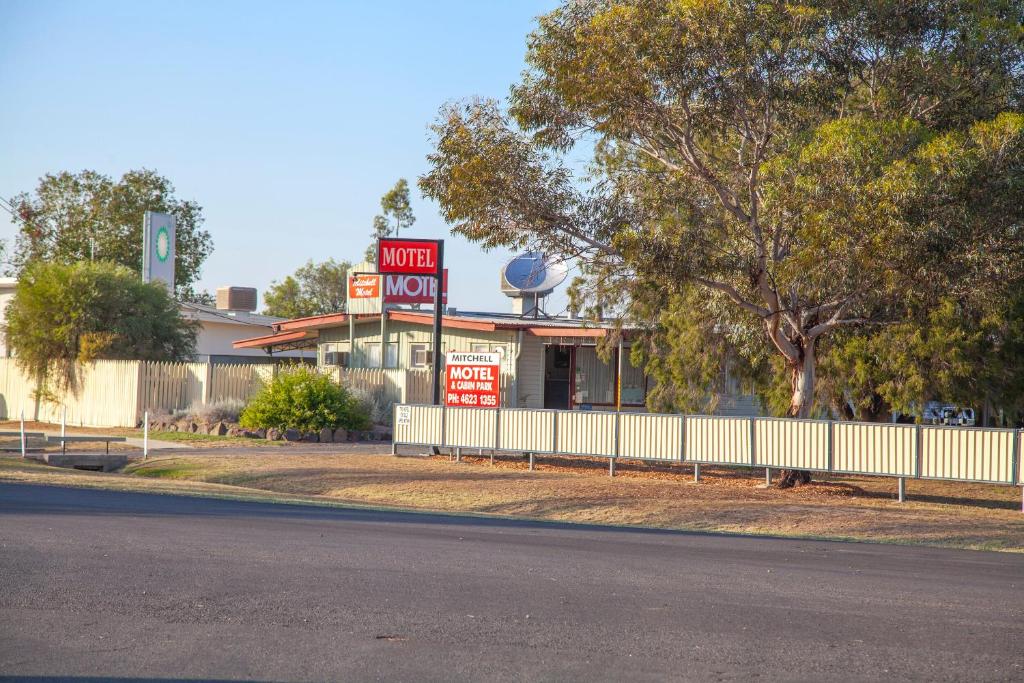 MitchellMitchell Motel & Cabin Park的大楼前有标志的汽车旅馆