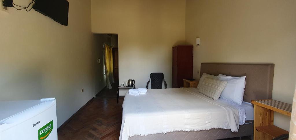 巴拉瓜里Tower Suites的卧室配有白色的床
