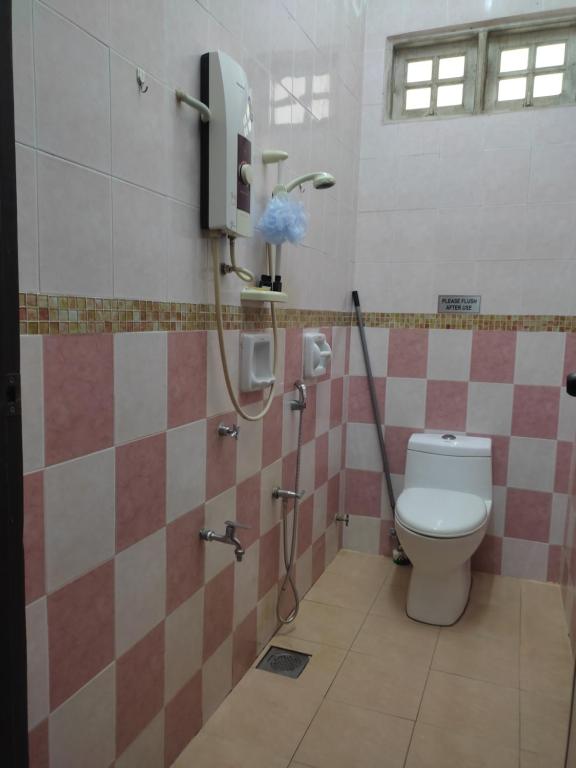 Pasir MasMegat Homestay的带淋浴和卫生间的浴室