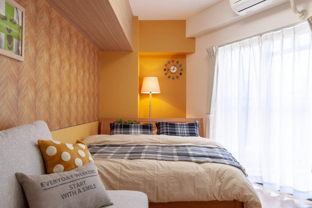 东京Saison Daikanyama - Ebisu Nishi的一间卧室设有两张床和窗户。