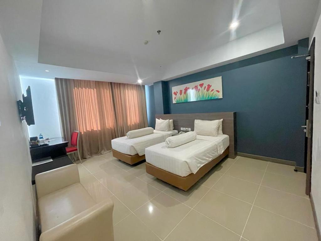 班达亚齐班达亚齐艾亚尼酒店的酒店客房,设有两张床和一张沙发