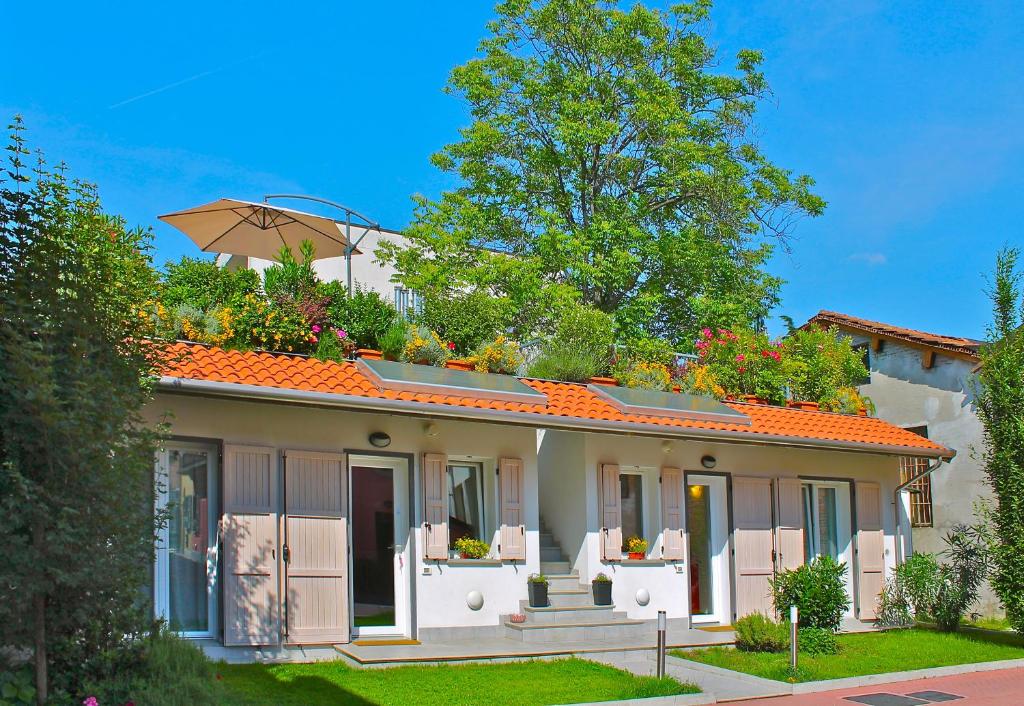 博洛尼亚博尔盖托帕尼加尔公寓的一座拥有橙色屋顶和树的房子