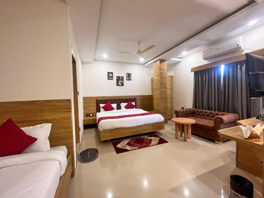 古瓦哈提AIR VALLEY INN的酒店客房,配有床和沙发