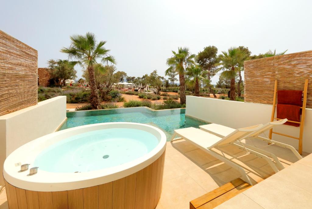 圣安东尼奥The Signature Level at TRS Ibiza Hotel All Inclusive Adults Only的带浴缸和椅子的浴室