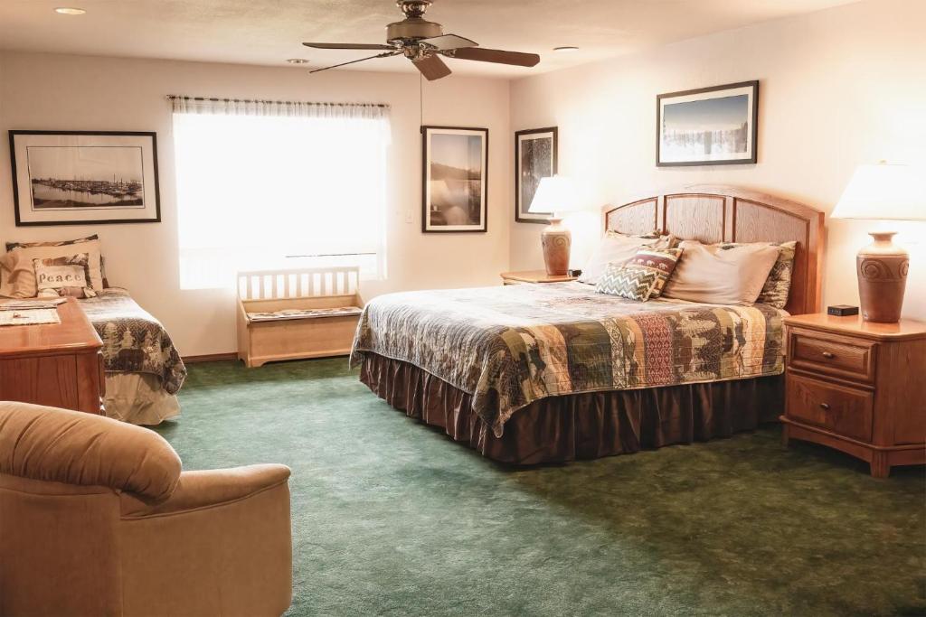 海恩斯Suite 2 Lynn View Lodge的一间卧室配有两张床和吊扇