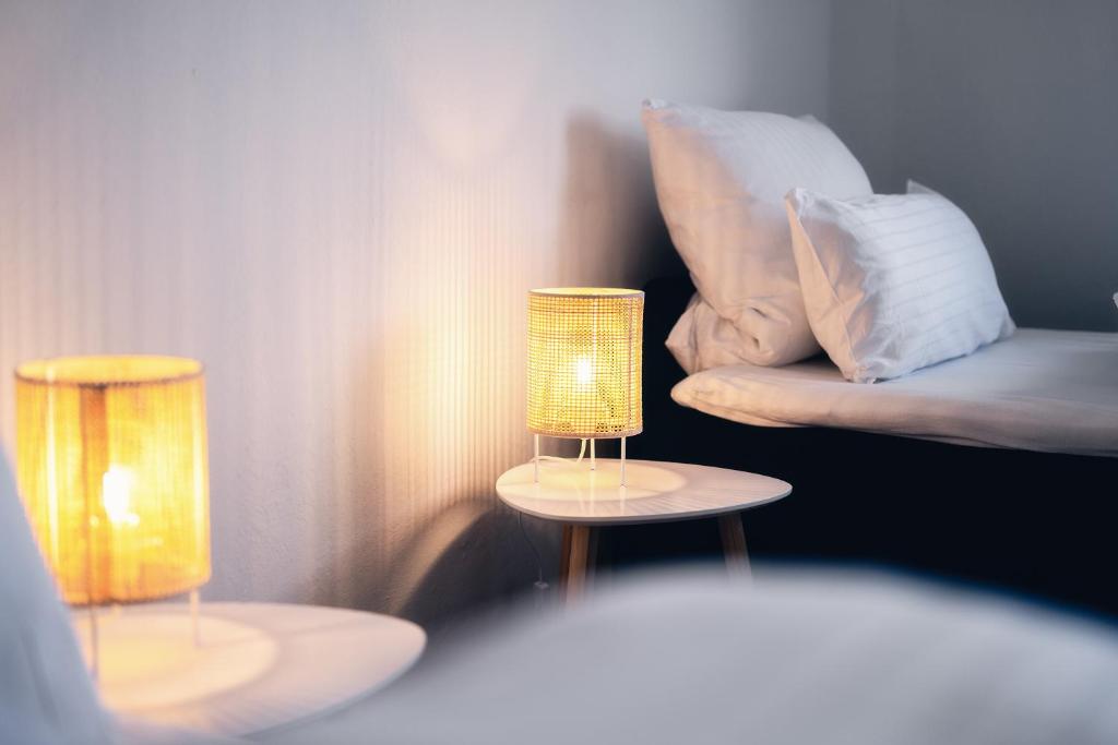 纳堡Select-Home 3 - Netflix - Parkplatz - Business Home的客房设有两盏灯和一张带枕头的沙发。