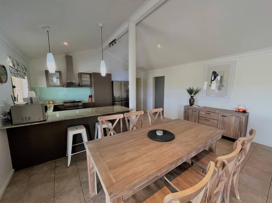 埃斯佩兰斯The Willow的厨房以及带木桌和椅子的用餐室。
