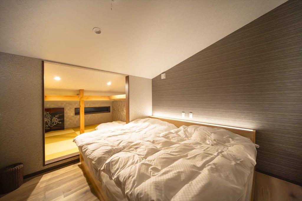 富士河口湖Private Villa ietona的卧室内的一张大白色床,配有大镜子