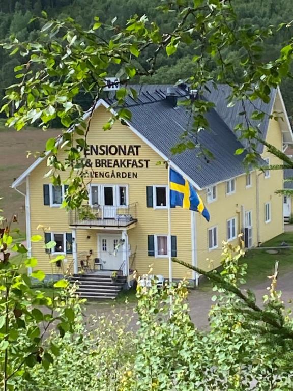 VörderåsSälengården的前面有旗帜的黄色建筑