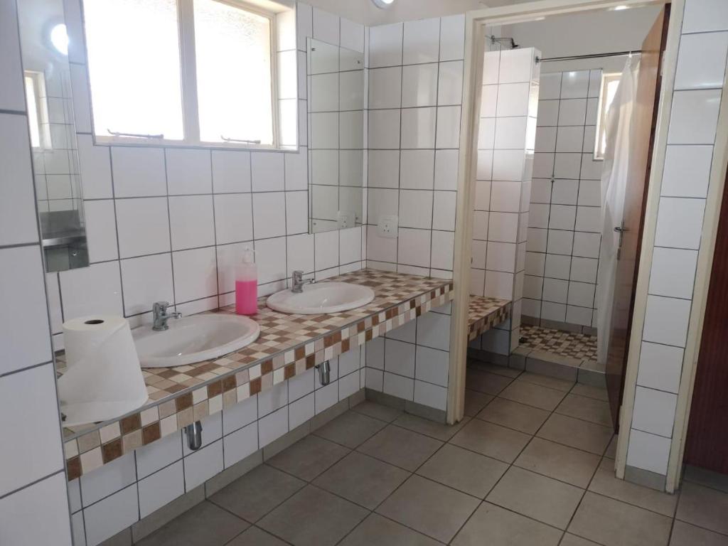 斯库库扎Yebo Safari,Glamping and Safaris的浴室设有2个水槽和镜子