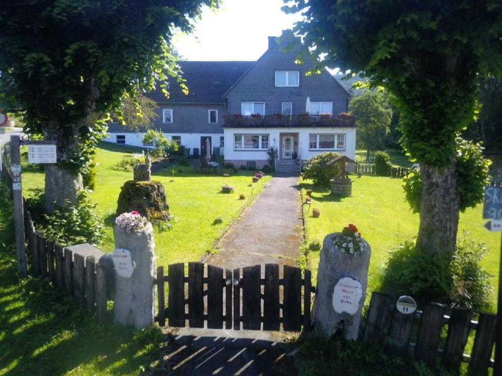 温特贝格Pension Haus zur Orke的院子前有围栏的房子
