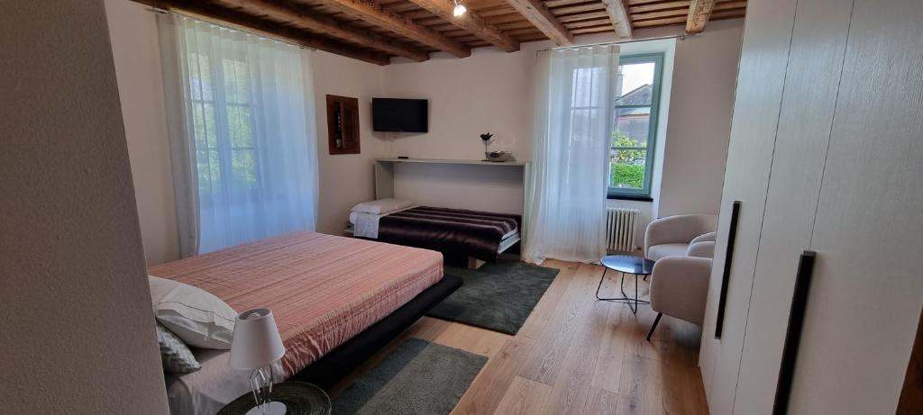 韦扎诺Ex Pretura Austriaca的卧室配有床、椅子和窗户。