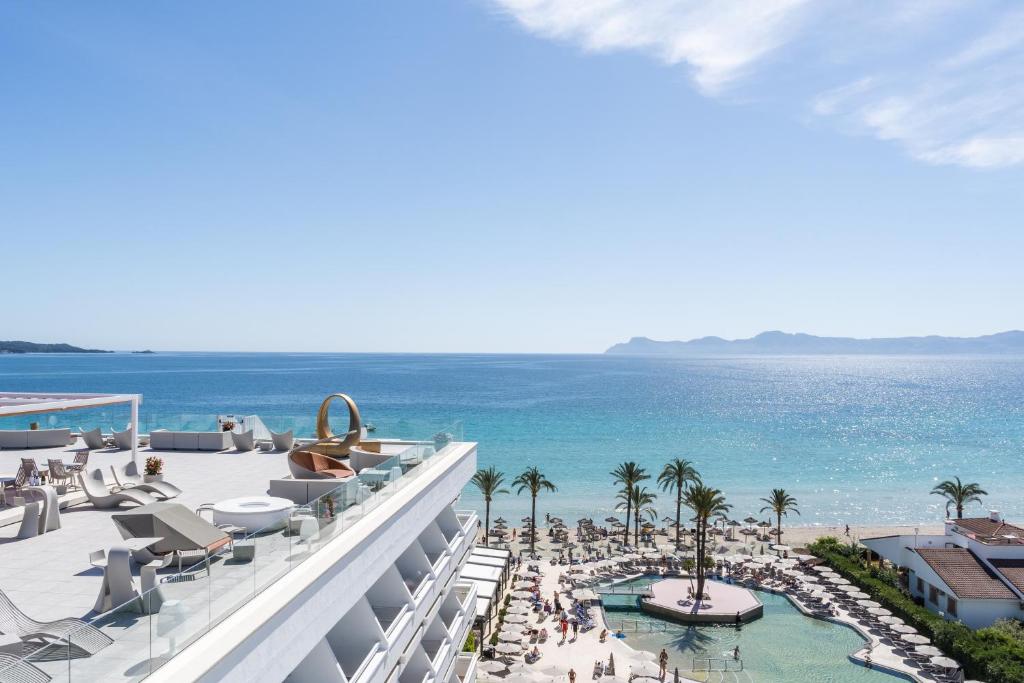 阿尔库迪亚港Hotel Condesa的享有海滩度假村的空中景致