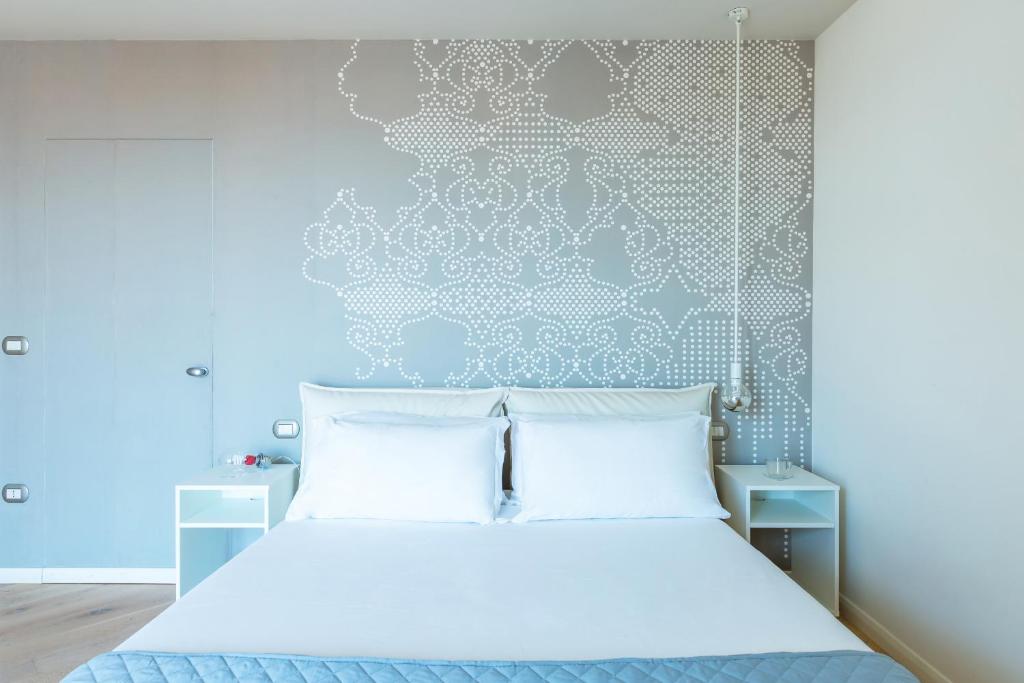那不勒斯Casa di Cami by Wonderful Italy的卧室配有白色的床和蓝色的墙壁