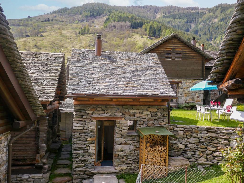 MalvagliaHoliday Home Rustico La Dimora by Interhome的一座古老的石头房子,享有山景