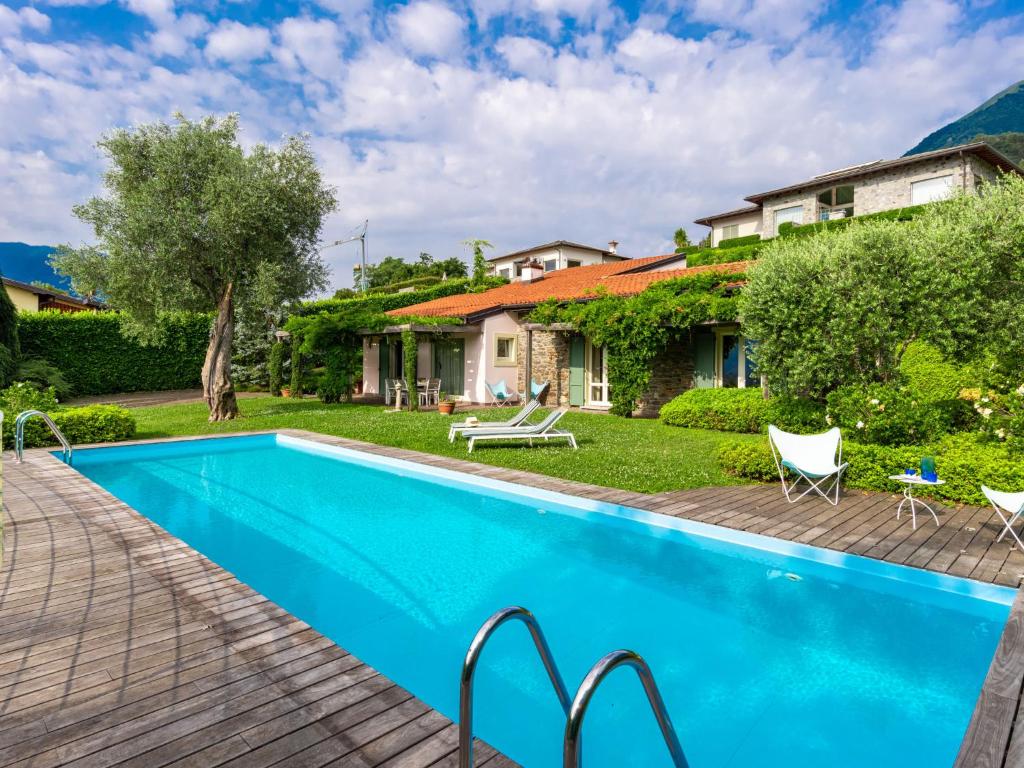 格里安泰卡德纳比亚Villa Villa Ulivo by Interhome的房屋前的游泳池