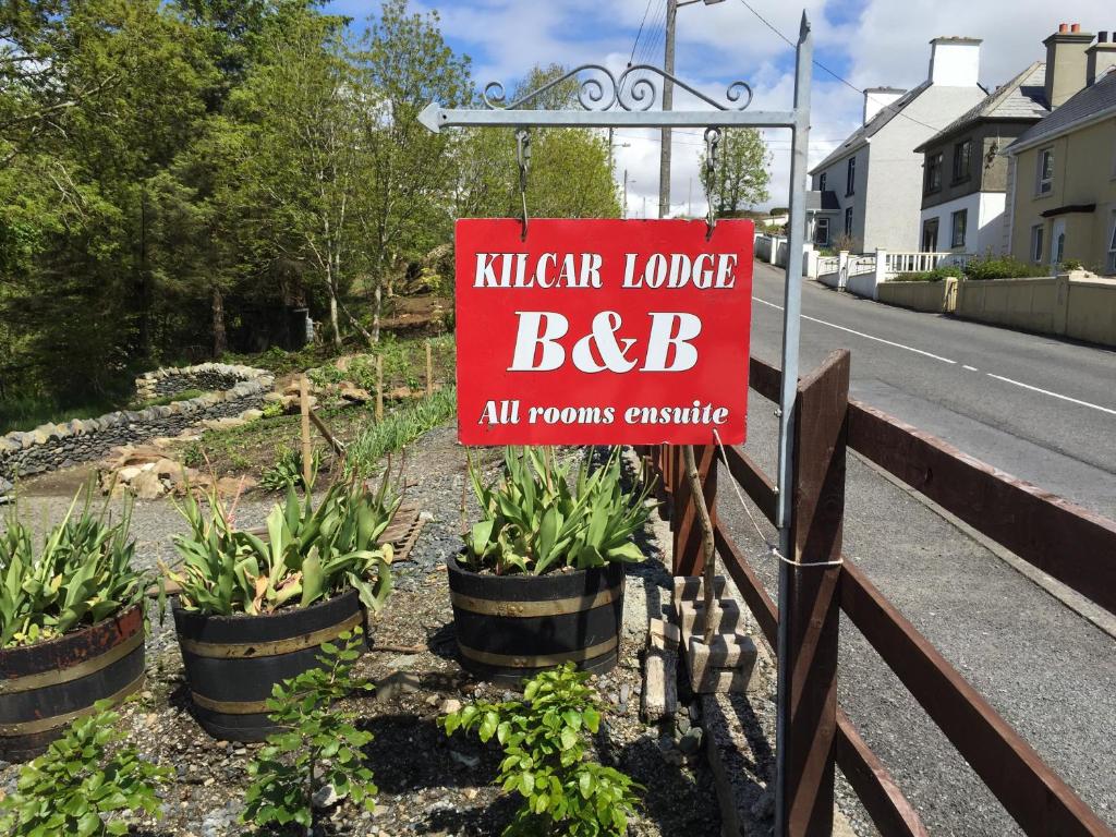 KilcarKilcar Lodge的路旁厨房小屋标志