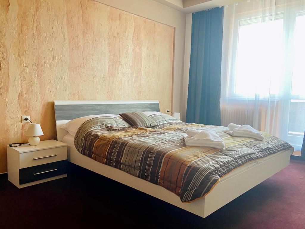 布雷兹诺杜姆别尔酒店的一间卧室设有一张大床和窗户